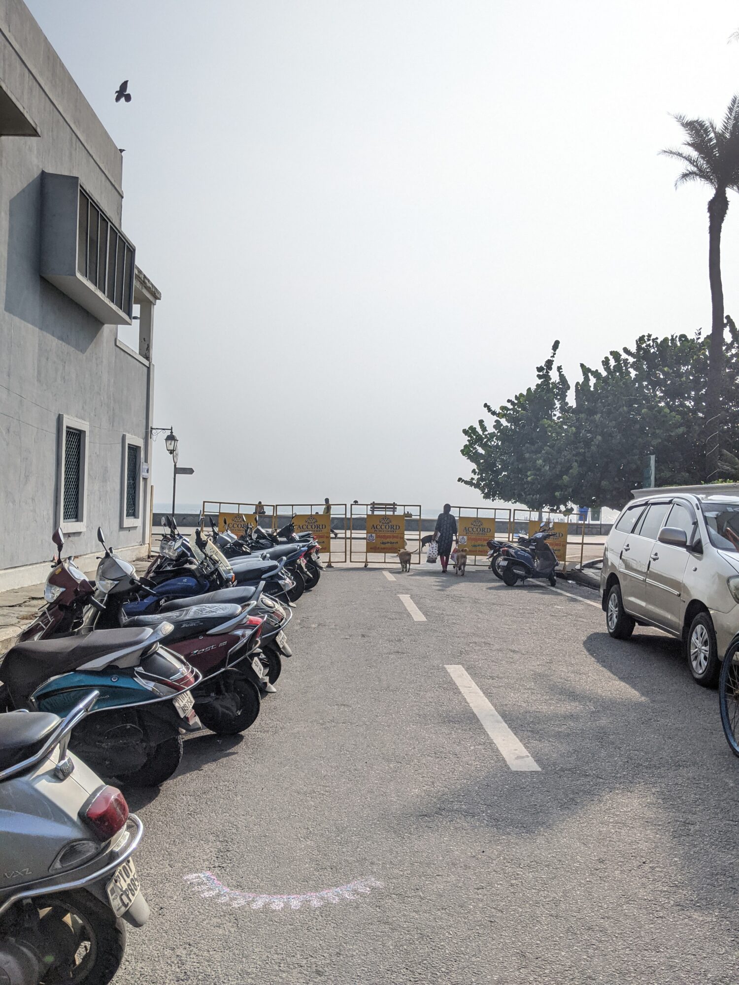 vehicles parking before entering the pedestrian only zone in pondy